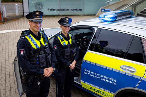 Mercedes-Benz GLC F-Cell Funkstreifenwagen: Polizeioberkommissar Lars Gittel und Polizeimeisterin Melina Abendroth vom Hamburger Polizeikommissariat 14 an ihrem neuen Dienstwagen.