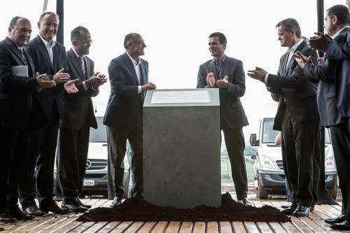 Mercedes-Benz hat den Grundstein für sein neues Pkw-Werk Iracemápolis in Brasilien gelegt.