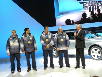 Mercedes-Benz in New York 2010: Vertiebschef Dr. Joachim Schmidt mit dem US-Goldmedaillenteam um den Piloten Steven Holcombe bei der Präsentation der R-Klasse.