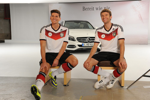Mercedes-Benz-Kampgane „Bereit wie nie“ mit der  Fußballnationalmannschaft zur neuen C-Klasse: Mario Gomez (links) und Thomas Müller.