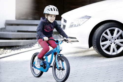 Mercedes-Benz Kidsbike und Kinder-Fahrradhelm.