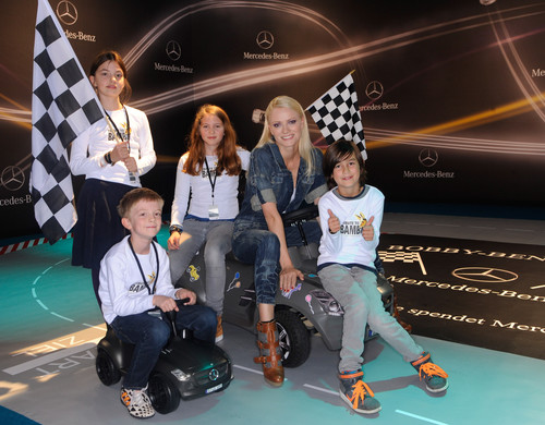 Mercedes-Benz-Markenbotschafterin Franziska Knuppe beim Bobby-Benz-Wettrennen mit Kindern der Fördereinrichtung Tabea.