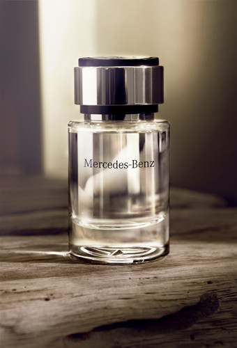 „Mercedes-Benz Perfume. The first fragrance for men“.
