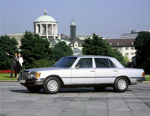 Mercedes-Benz Räder gestern und heute: Das „Barock-Rad“ war Anfang der 1970er-Jahre das erste Mercedes-Benz Leicht-metallrad im Serieneinsatz.
