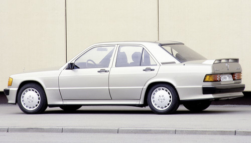 Mercedes-Benz Räder gestern und heute: Legendäres „Kanaldeckel-Rad“ auf einem Mercedes-Benz 190 E 2.3-16 (1985).
