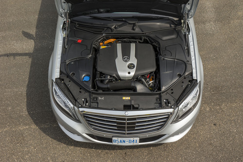 Mercedes-Benz S 300 Bluetec Hybrid mit Motorraumkapselung „Eco Thermo Cover“.