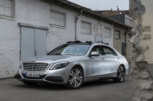 Mercedes-Benz S-Klasse mit 360-Grad-Lichtsignalisation für autonome Fahrten.