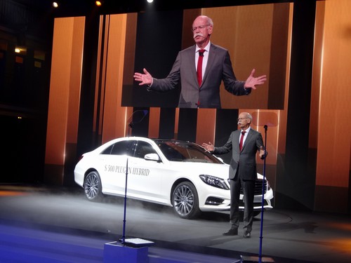 Mercedes-Benz S500 Plug-in: Daimler-Chef Dieter Zetsche zeigt mit dieser Geste nicht etwa den Verbrauch der Mercedes-Benz S500 Plug-in an. Der liegt bei 2,8 Litern auf 100 km.