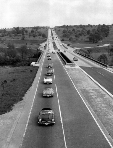 Mercedes-Benz SL: 150 amerikanische Staatsbürger übernahmen 70 Mercedes-Benz-Wagen der Typen 300 und 300 SL, die sie bis Hamburg zum ersten Mal selbst steuerten. Hier einen Blick von der Autobahnbrücke bei Pforzheim, Mai 1959.
