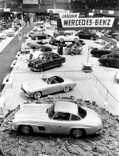 Mercedes-Benz SL: Der Mercedes-Benz 300 SL (W 198 I, vorn) und der Typ 190 SL (W 121) dominieren den Stand des Importeurs Maximilian Hoffman auf der New Yorker „International Motor Sports Show“, die am 6. Februar 1954 eröffnet wird.
