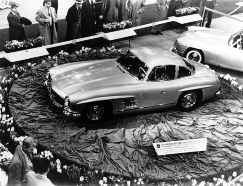 Mercedes-Benz SL: Der Mercedes-Benz Typ 300 SL (W 198 I) auf dem Stand des Importeurs Maximilian Hoffman während der „International Motor Sports Show“ in New York, die am 6. Februar 1954 eröffnet wird.
