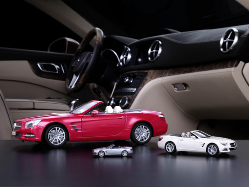 Mercedes-Benz SL-Klasse als Modell in der Größe 1:18 in saphirrot, 1:43 in diamantweiß und 1:87 in palladiumsilber.