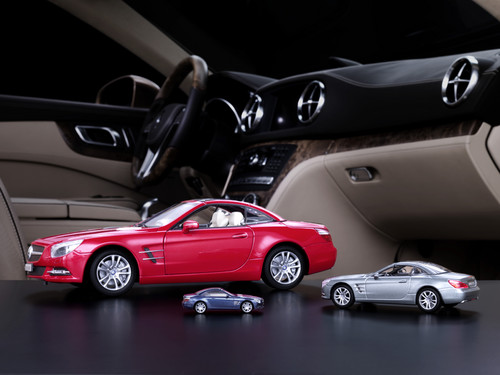 Mercedes-Benz SL-Klasse als Modell in der Größe 1:18 in saphirrot, 1:43 in diamantweiß und 1:87 in palladiumsilber.