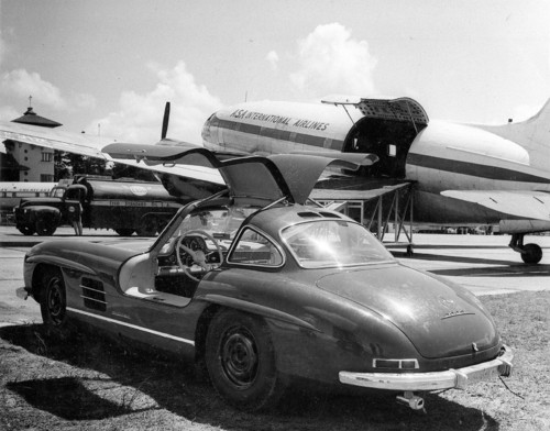 Mercedes-Benz SL: Mercedes-Benz Typ 300 SL (W 198 I). Der erste auf dem Luftweg beförderte Mercedes-Benz Typ 300 SL trifft im Jahr 1956 aus Panama auf dem Flughafen Aurora in Guatemala ein.
