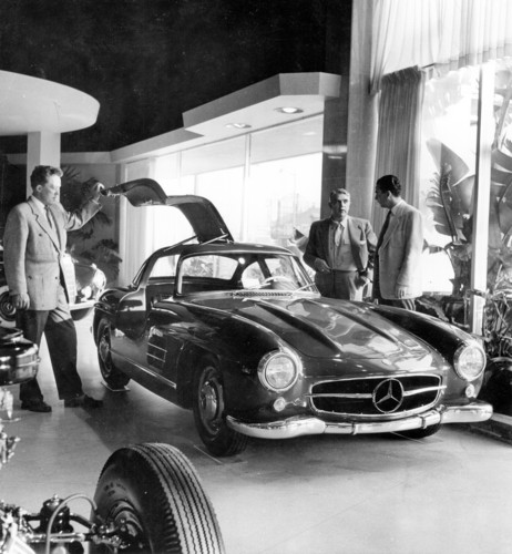 Mercedes-Benz SL: Mercedes-Benz Typ 300 SL (W 198 I, 1954 bis 1957), Präsentation in Hollywood.
