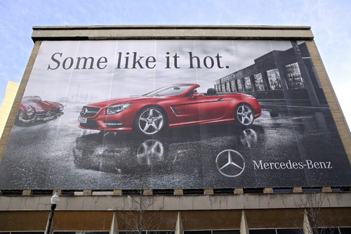 Mercedes-Benz-SL-Plakat vor der NAIAS.