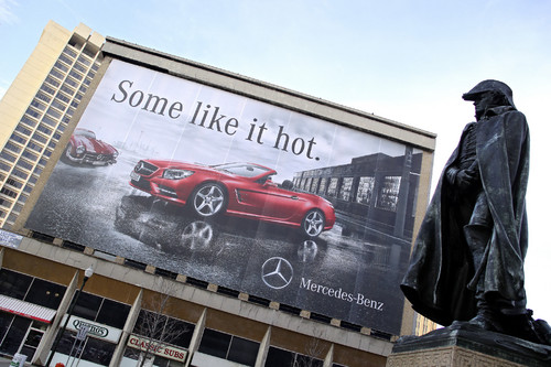 Mercedes-Benz SL-Plakat vor der NAIAS.