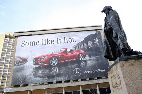 Mercedes-Benz-SL-Plakat vor der NAIAS.