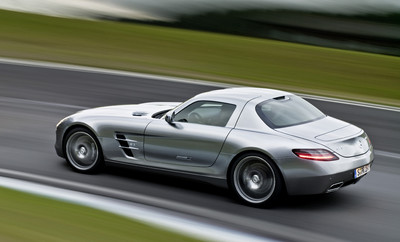 Mercedes-Benz SLS AMG tritt auf der Playstation zu virtuellen Rennen an