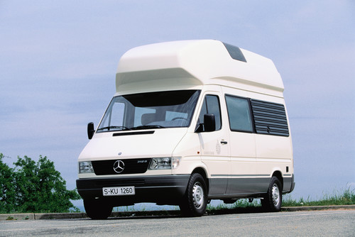 Mercedes-Benz Sprinter (1995–2000) als Campingbus.