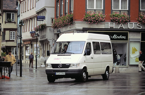 Mercedes-Benz Sprinter 308 E mit 45 PS (33 kW) starkem Drehstrom-Asynchronmotor und auf rund 600 Ladezyklen ausgelegter Blei-Gel-Batterie (1995).