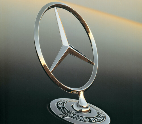 Mercedes-Benz, Stern auf Motorhaube.