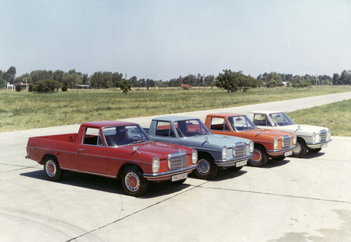 Mercedes-Benz „Strich-Acht“-Pick-ups aus argentinischer Produktion, aufgebaut aus CKD-Bausätzen von Fahrgestellen für Sonderaufbauten.