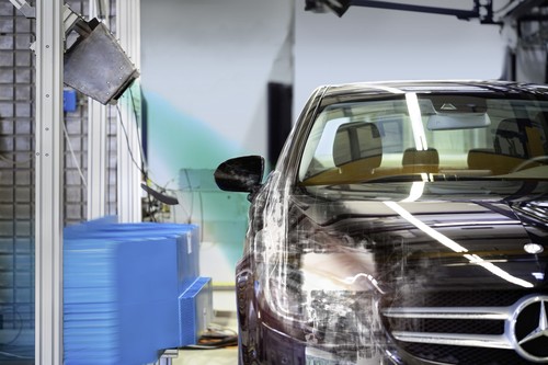Mercedes-Benz testet Ultrakurzzeit-Röntgentechnologie beim Crashtest. Damit lässt sich das Verformungsverhalten sicherheitsrelevanter Bauteile auch in ihrem Inneren untersuchen.