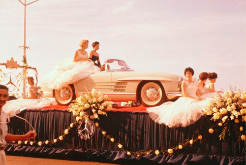 Mercedes-Benz Typ 300 SL Roadster (W 198 II, 1957 bis 1963) auf einem Blumenkorso während des mittelamerikanischen Karnevals.