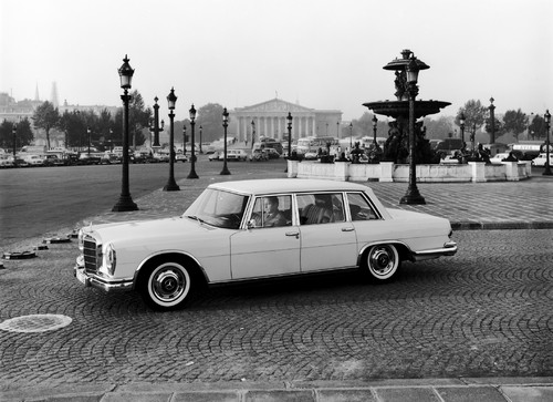 Mercedes-Benz Typ 600 (Baureihe W 100, 1964 bis 1981). Die Limousine in Paris auf dem Place de la Concorde anlässlich eines Fotoshootings Ende der 1960er-Jahre.