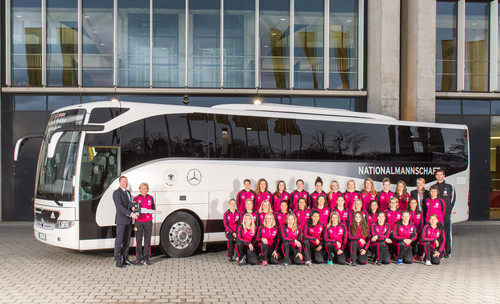 Mercedes-Benz übergab der Frauenfußball-Nationalmannschaft den neuen Mannschaftsbus vom Typ Tourismo.