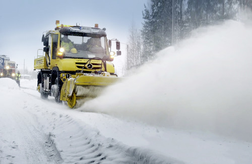 Mercedes-Benz Unimog U 427 2-Wege beim Schneeräumen auf finnischen Gleisen.