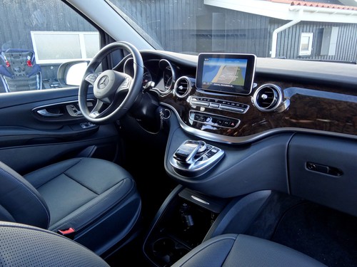 Mercedes-Benz V220 CDI: Fahrerarbeitsplatz vom Feinsten.