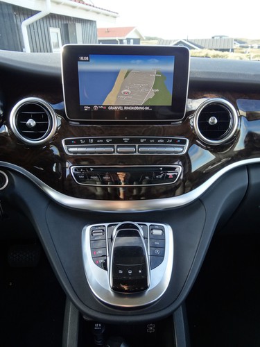 Mercedes-Benz V220 CDI: Großer Bildschirmmit hoher Auflösung.