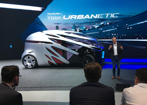 Mercedes-Benz Vision Urbanetic: Volker Mornhinweg mit dem People Mover.
