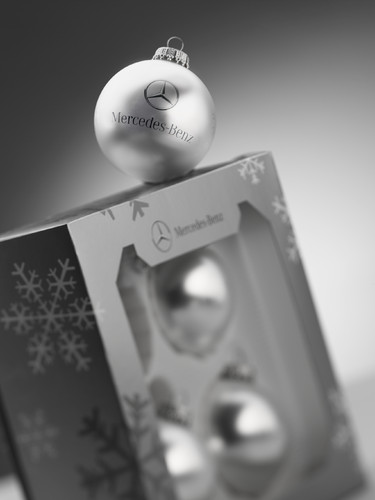 Mercedes-Benz Weihnachtsgeschenke: 
Vier Weihnachtskugeln in matt silber, bedruckt mit dem Mercedes-Benz Stern und kleinen Sternen in silber hochglänzend, in einem silbernen Karton.