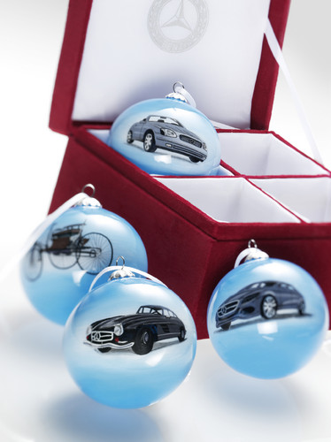 Mercedes-Benz Weihnachtsgeschenke: Weihnachtskugel-Set bestehend aus 4 Kugeln aus hellblauem Glas, Motive: Benz Patent-Motorwagen, 300 SL, SLK R170 und F 800, in Geschenkbox aus rotem Samt.