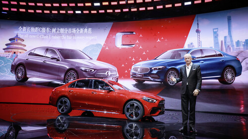 Mercedes&#039; China-Chef Hubertus Troska präsentiert die Mercedes-Benz C-Klasse.