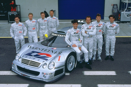 Mercedes CLK-GTR mit den Fahrern (v.l.) Christophe Bouchut, Bernd Mayländer, Marcel Tiemann, Jean-Marc Gournon, Mark Webber, Klaus Ludwig, Bernd Schneider und Ricardo Zonta (1998).
