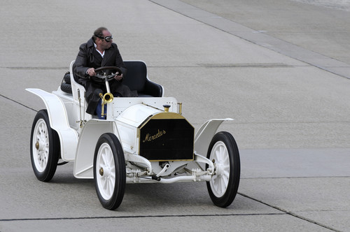 Mercedes-Simplex 40 PS, 1902. Am Steuer Jochen Mass.