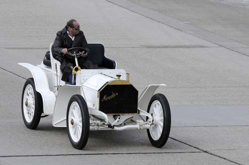 Mercedes-Simplex 40 PS (1902) mit Jochen Mass am Steuer.