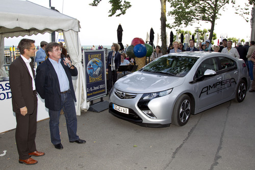 Messechef Klaus Wellmann begrüßt Elmar Wepper nach der symbolischen Fahrt des Opel Ampera an der Hafenmole Friedrichshafen.