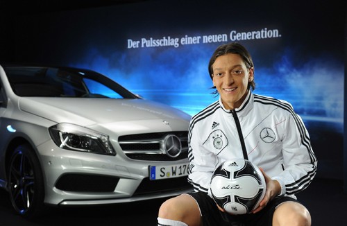 Mesut Özil mit der Mercedes-Benz A-Klasse.