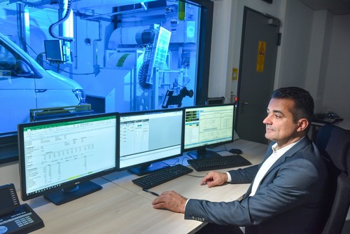 Metin Karsak, Leiter des Abgasprüfzentrums, überwacht mit drei Monitoren die Tests. 