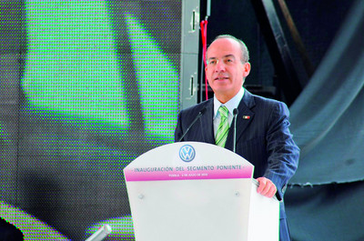 Mexikanischer Staatspräsident Felipe Calderón eröffnet neuen Werksteil in Puebla.