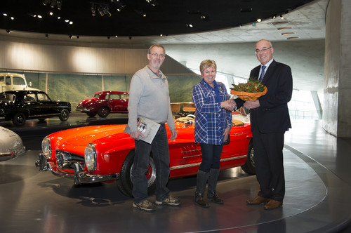 Michael Bock Geschäftsführer Mercedes-Benz Museum begrüßte die fünfmillionste Besucherin persönlich: Angelika Hummel mit Ehemann Wolfgang Hummel aus Winnenden.