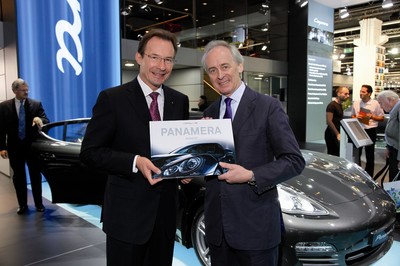 Michael Macht (links), Vorstandsvorsitzender der Porsche AG, und Verleger Konrad Delius das Buch &quot;Panamera Moment&quot;.
