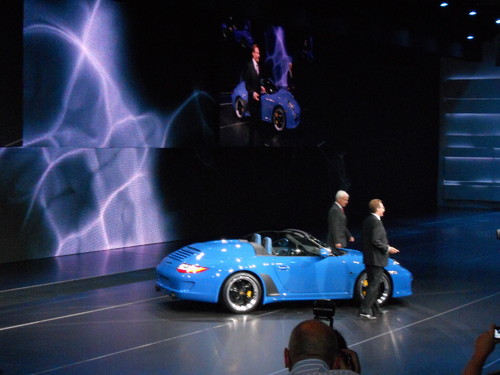 Michael Macht und Matthias Müller präsentieren gemeinsam den Porsche 911 Speedster.