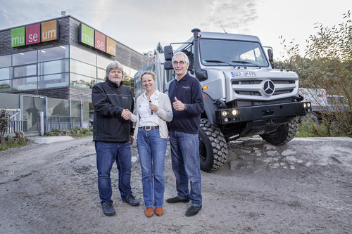 Michael Quesseleit vom Vorführmanagement bei Mercedes-Benz Special Trucks in Wörth übergibt den Unimog U 4023 Doppelkanie an Hildegard Knoop, Geschäftsführerin des Unimog-Museums; rechts Stefan Schwaab, Vorsitzender des Museumvereins.