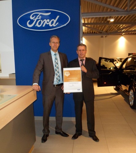 Michael Reidelbach (Bezirksleiter, Real Garant Versicherung AG) übergibt 
Martin Kohlhoff (Geschäftsführer, Hans Kohlhoff GmbH &amp; Co. KG) den Ford-A1-Award.